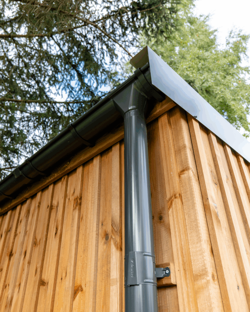 descente de corniche de l'abri de jardin en bois