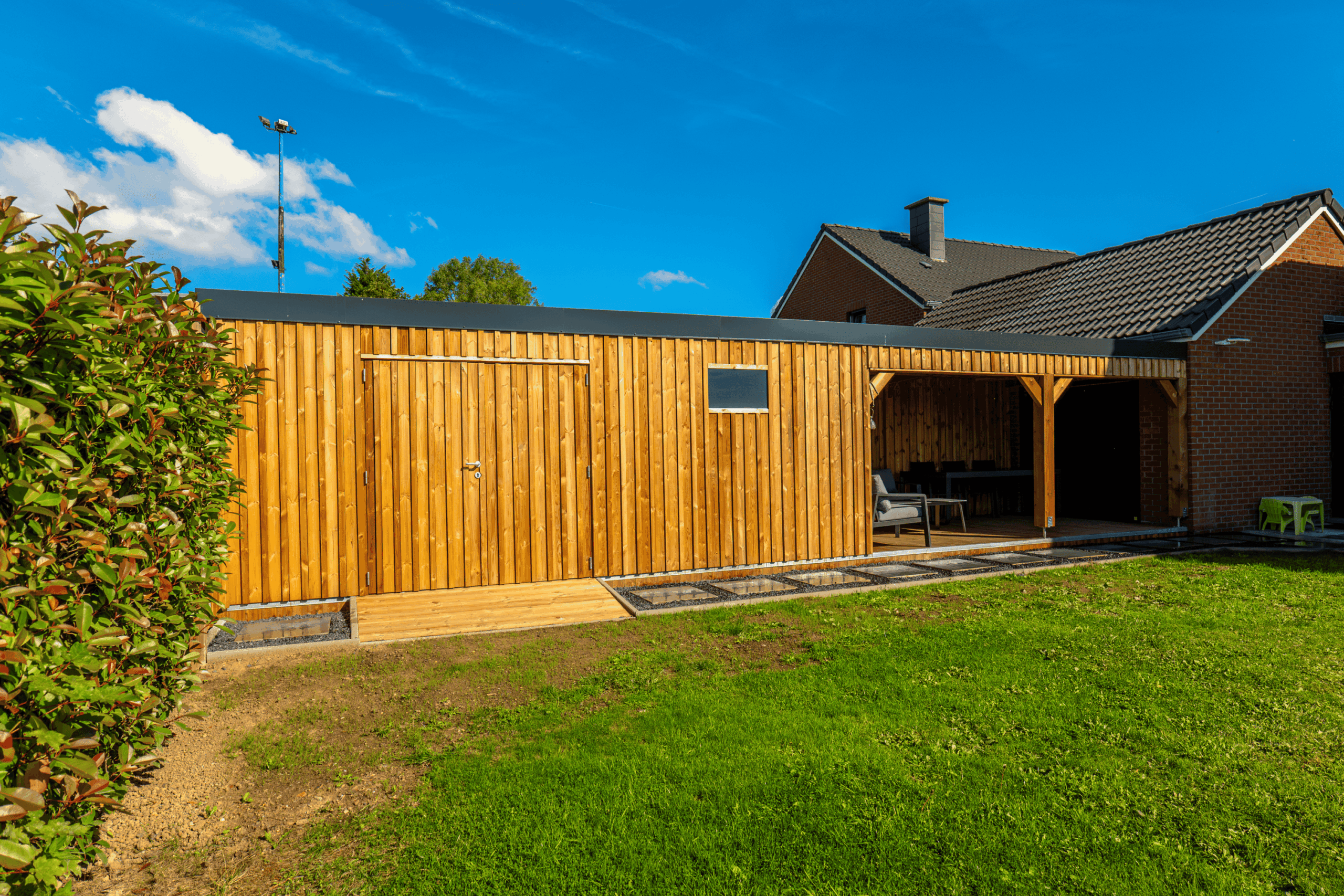 abri de jardin en kit avec un auvent