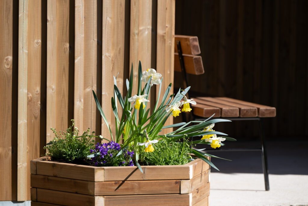 aménagements extérieurs : bac à fleur design réalisé en Belgique