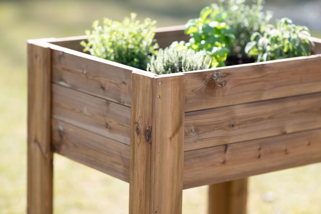 potager sur des pieds sur mesure pour de la menuiserie extérieure en ETA