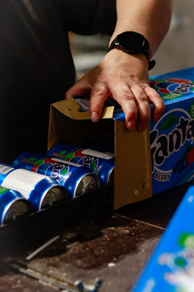 Collage d'étiquettes sur cannettes