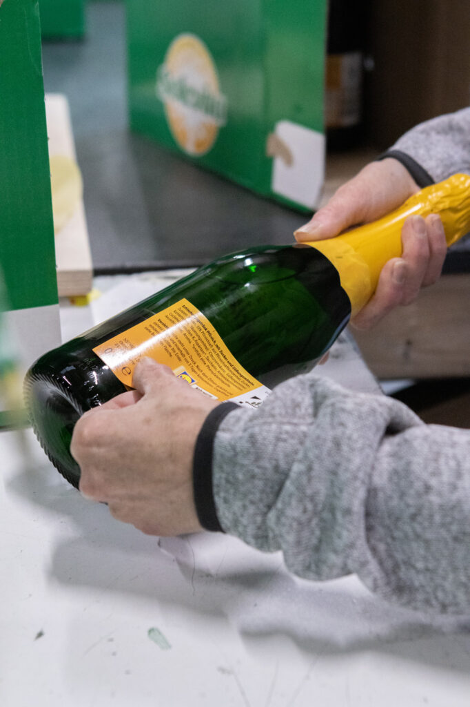 service de conditionnement en entreprise adaptée collage d'étiquette