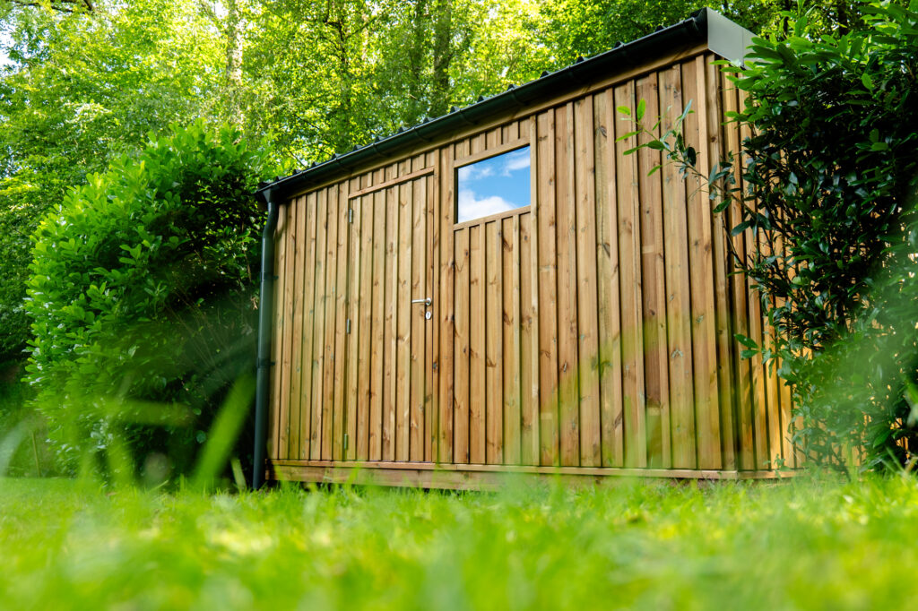 Un abri de jardin en kit, local et responsable