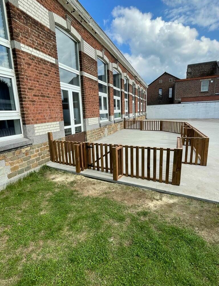 réalisation de barrières en bois dans une crèche