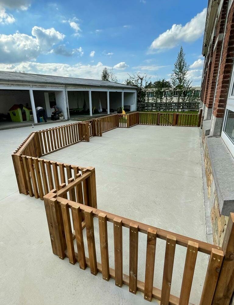 réalisation de barrières en bois dans une crèche