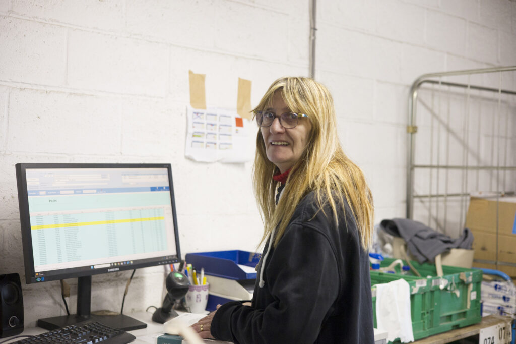 employée travaillant face à un écran