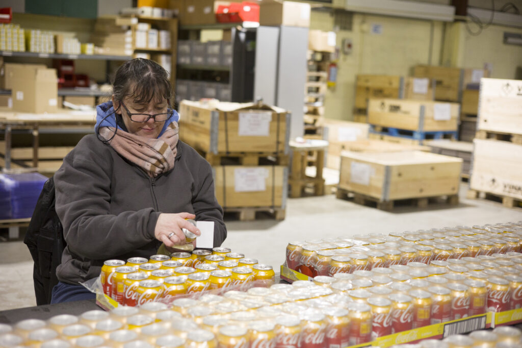 ouvrière en train de coller des étiquettes