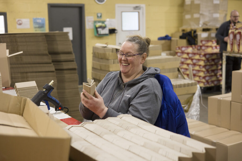 employée travaillant avec les valeurs entreprise de travail adapté