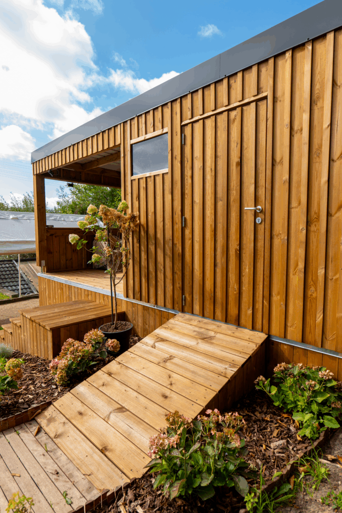 menuiserie extérieure sur mesure en ETA : abri de jardin avec un auvent aménagé