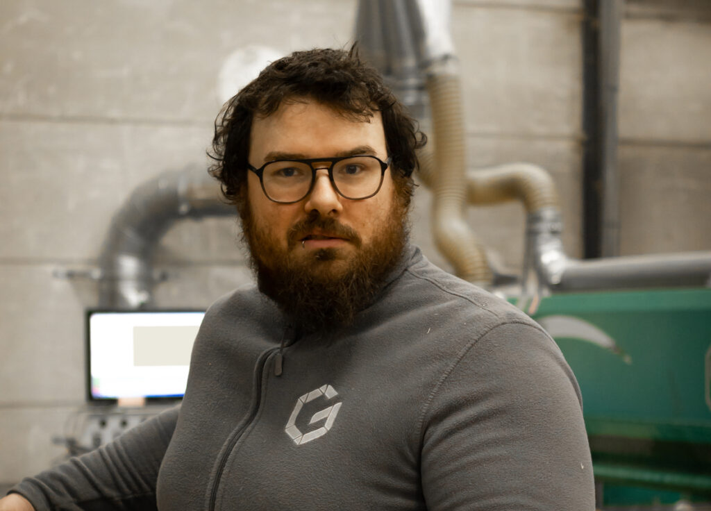 ouvrier de la menuiserie intérieure