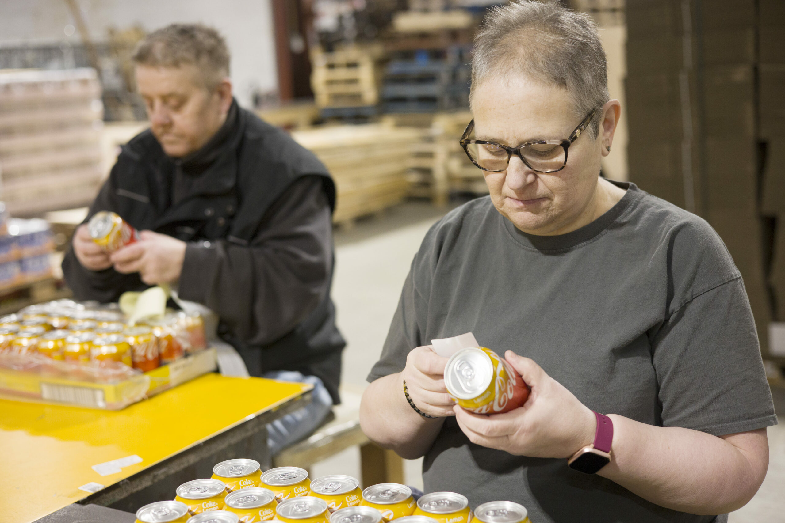 Collage d'étiquettes sur cannettes